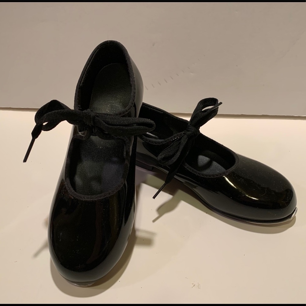 GIRL’S TAP SHOES.